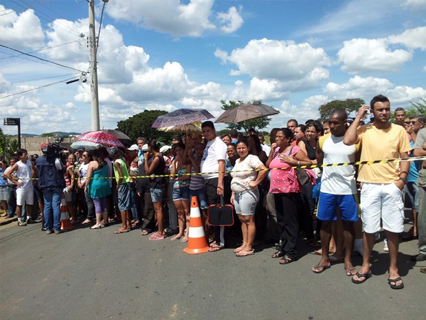 Multidão acompanha reconstituição de morte de menina em Bom Sucesso. (Foto: Samantha Silva / G1)