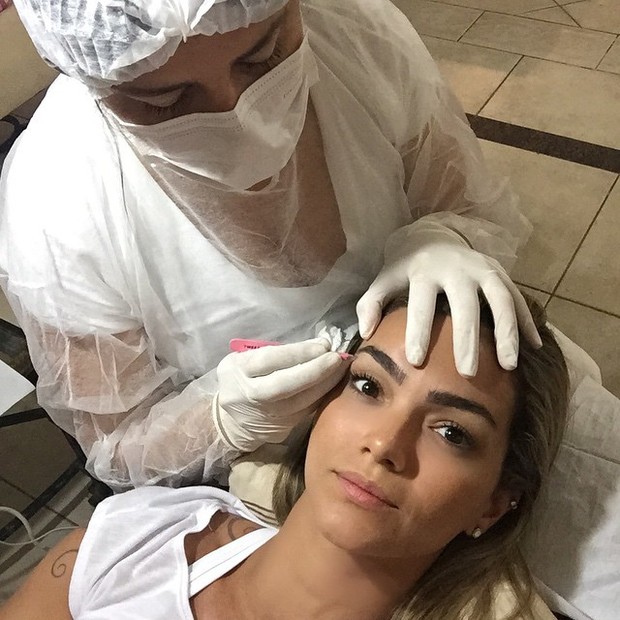 Kelly Key retocando as sobrancelhas há dois dias (Foto: Reprodução/Instagram)