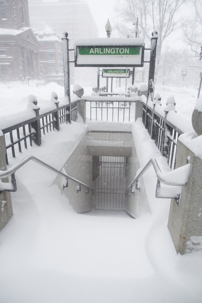 Neve cobre escada de entrada de uma estação do metrô de Boston, Estados Unidos. A região da Nova Inglaterra passa pela quarta maior nevasca de sua história