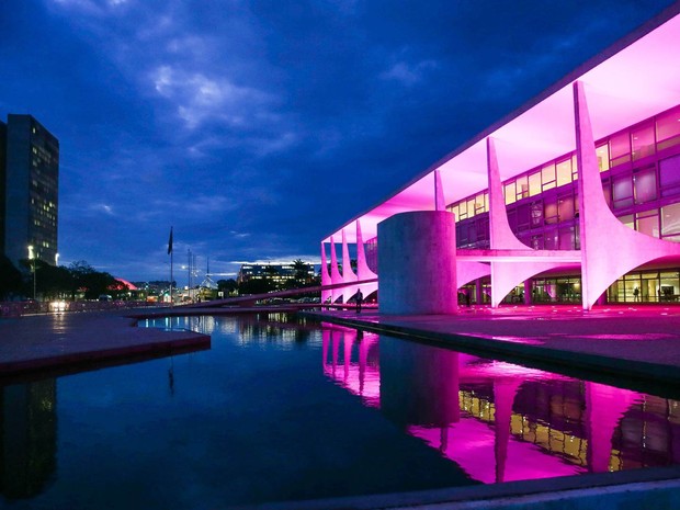O Palácio do Planalto, em Brasília, é iluminado de rosa em ocasião do Outubro Rosa, campanha que promove a conscientização e a prevenção contra o câncer de mama (Foto: Valter Campanato/Agência Brasil) O Palácio do Planalto, em Brasília, é iluminado de rosa em ocasião do Outubro Rosa, campanha que promove a conscientização e a prevenção contra o câncer de mama (Foto: Valter Campanato/Agência Brasil)