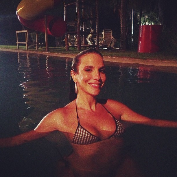 Ivete Sangalo curte piscina depois de show (Foto: Reprodução / Instagram)