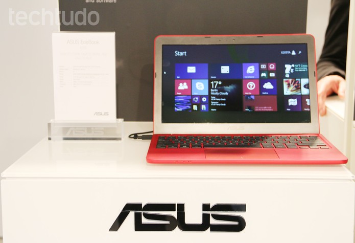 O Asus Eeebook pesa apenas 980g e vem com Windows 8.1 (Foto: Fabrício Vitorino/TechTudo) O Asus Eeebook pesa apenas 980g e vem com Windows 8.1 (Foto: Fabrício Vitorino/TechTudo)