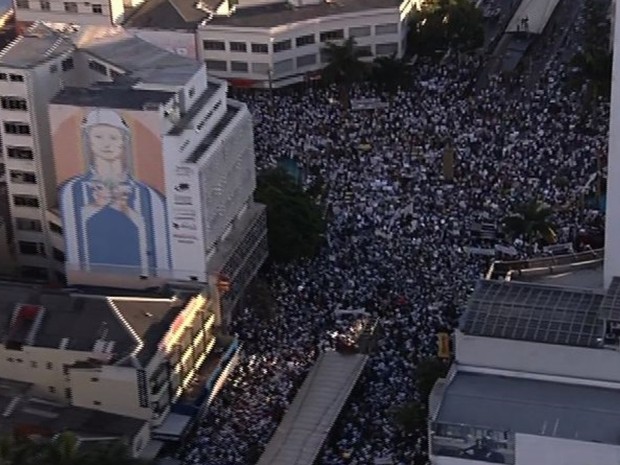 Veja imagens da vista aéreas da manifestação no Centro de Goiânia 1 (Foto: Reprodução / TV Anhanguera)