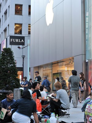 Fila de pessoas à espera da venda do novo iPhone em Tóquio (Foto: AFP)