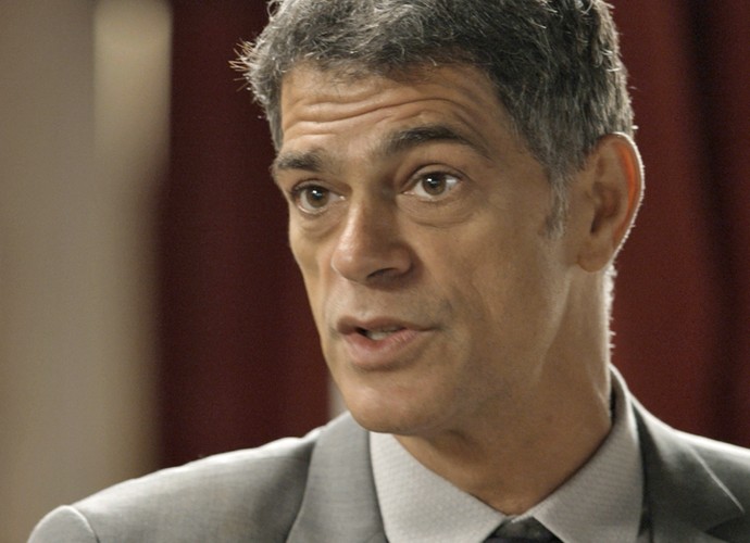 Orlando se defende perante a família (Foto: TV Globo)