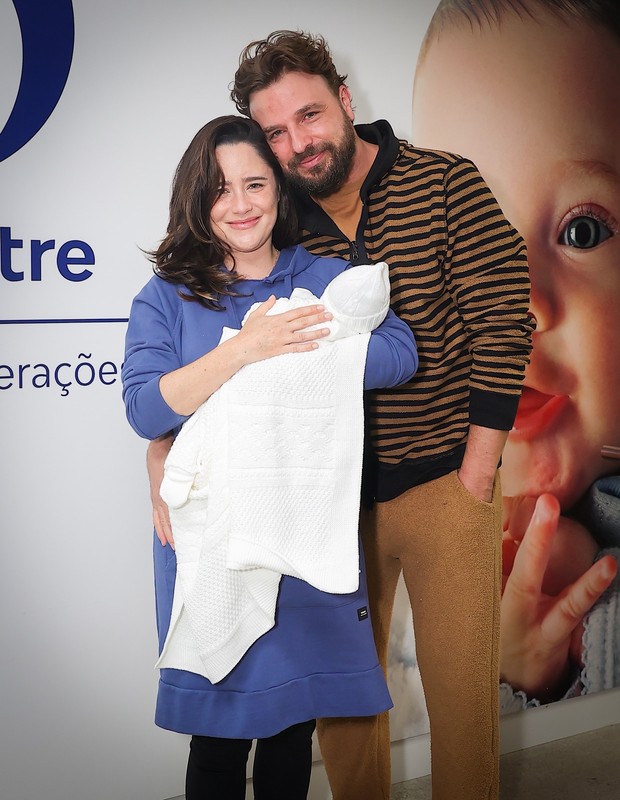 Fernanda Vasconcellos e Cássio Reis deixam maternidade com Romeo nos braços (Foto: Manuela Scarpa/Brazil News)