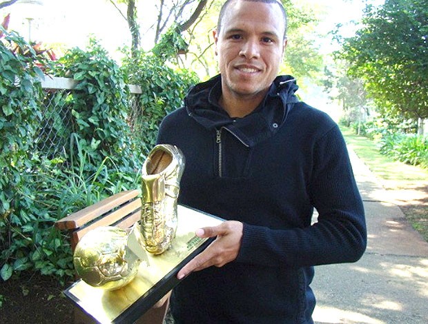 Luis Fabiano recebe prêmio de artilheiro da Copa do Brasil (Foto: Divulgação / Site Oficial do São Paulo)