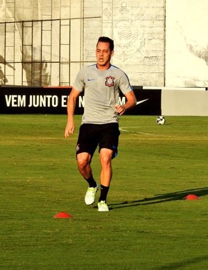 Rodriguinho reaparece no Corinthians, mas não deve jogar; Danilo é vetado