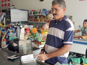 José Erivan mostra fichas para controle de pagamentos no comércio em Lagoa de Velhos (Foto: Fred Carvalho/G1)