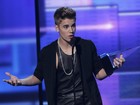 De camisa regata, Justin Bieber recebe prêmio nos Estados Unidos