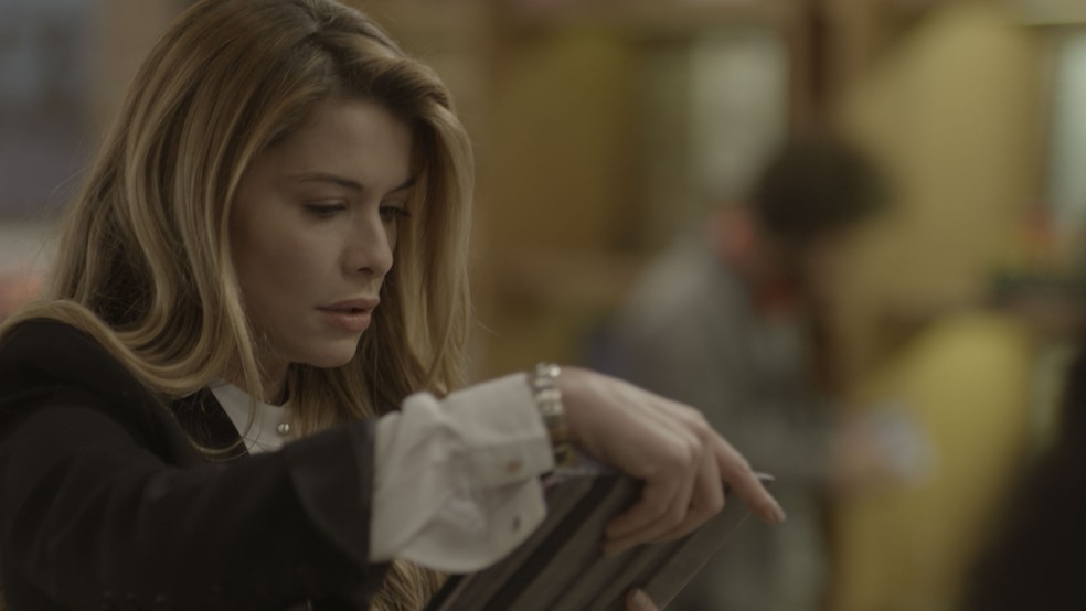 Diana fica chocada com suas fotos nas redes (Foto: TV Globo)