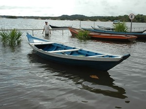 Em Alter do Chão canoas estacionaram no lugar dos carros (Foto: Zé Rodrigues/TV Tapajós)