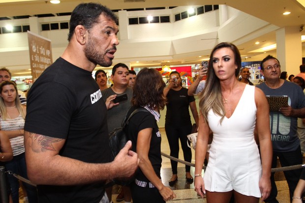 Minotouro e Nicole Bahls durante evento no Rio (Foto: Anderson Borde/AG News)