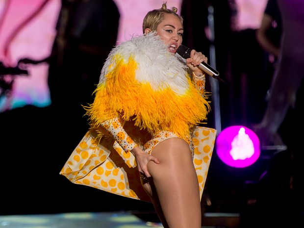 Miley agarra sua nádega durante show nesta sexta-feira (26) (Foto: Flavio Moraes/G1)