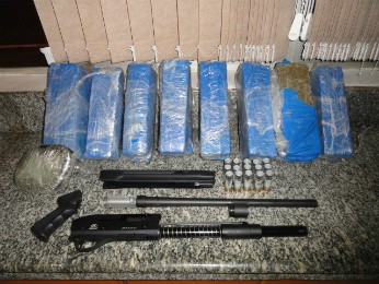 Maconha e arma estavam escondidos em bagageiro de ônibus (Foto: Divulgação/Polícia Rodoviária Estadual)