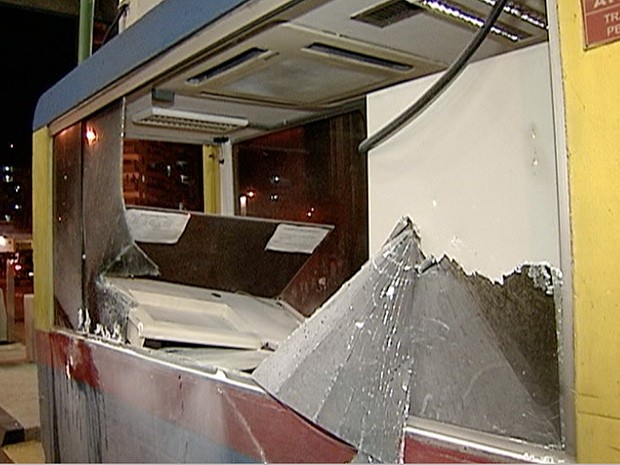 Cabines do pedágio da terceira Ponte foram destruídas (Foto: Reprodução/TV Gazeta)