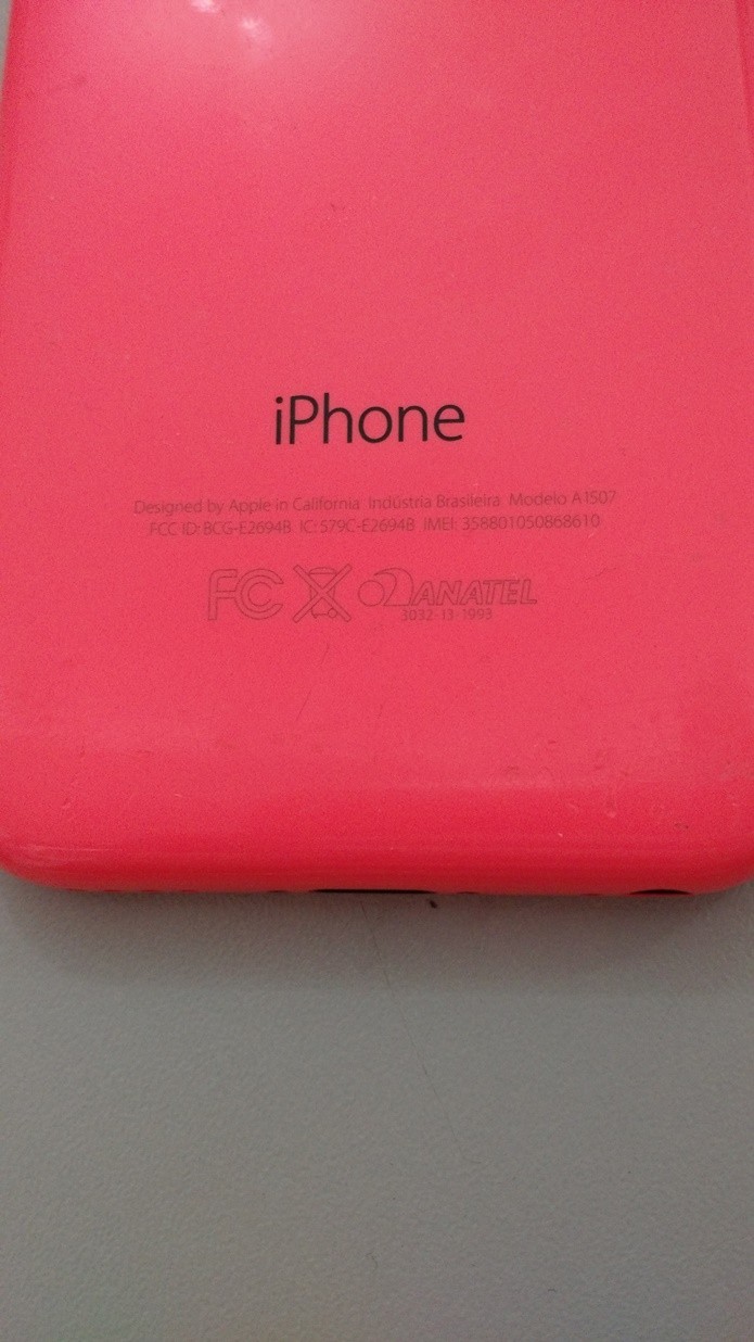 Confira na traseira o IMEI e o número do modelo do iPhone 5C (Foto: Felipe Alencar/TechTudo)