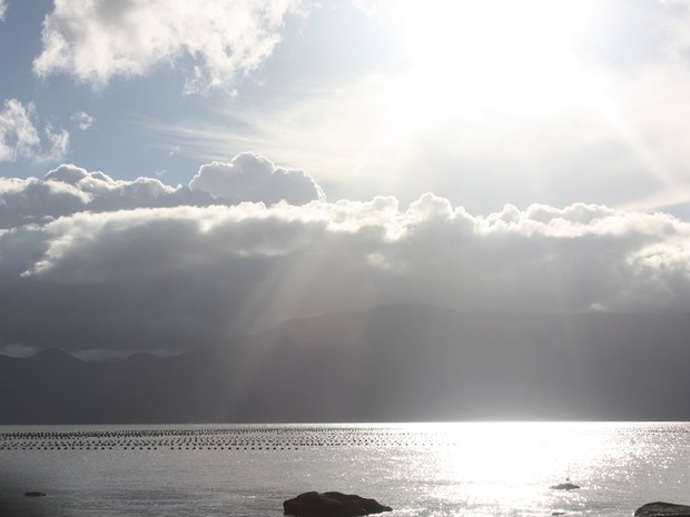 O sol deve predominar entre nuvens neste primeiro dia de verão  (Foto: Valéria Martins/G1)