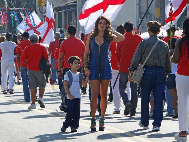 Nanda grava com Luis Felipe Mello, seu filho na trama (Foto: Salve Jorge/TV Globo)