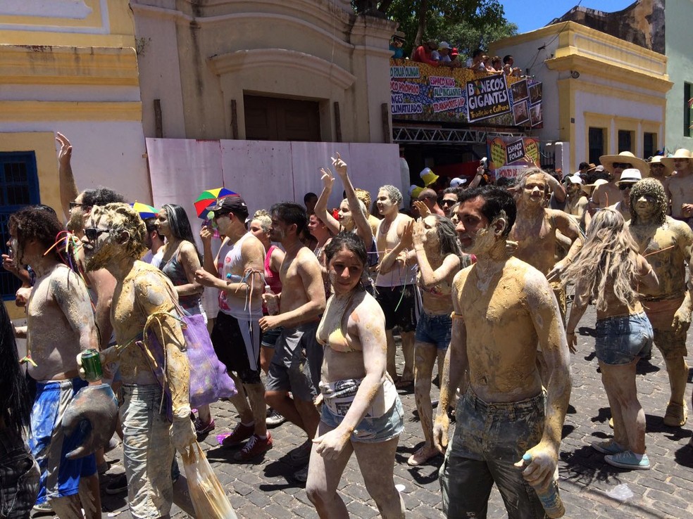 Integrantes da agremiação se cobrem com argila em Olinda (Foto: Lorena Andrade/ G1)