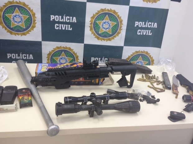Armas apreendidas durante operação na Maré (Foto: Guilherme Brito / G1)