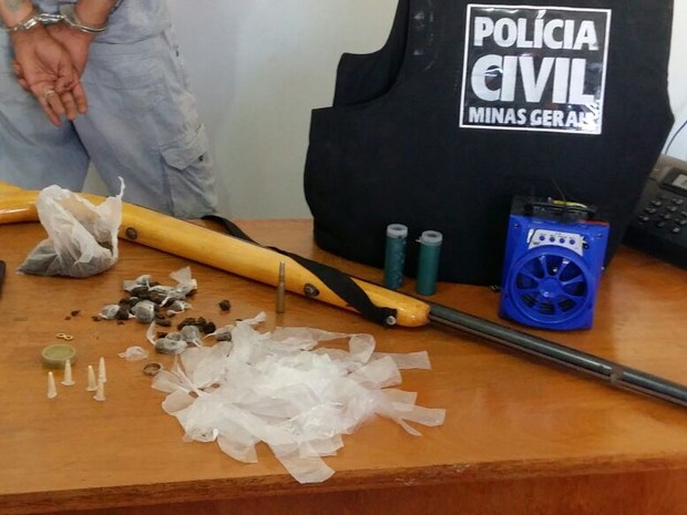 Material foi apreendido na casa onde o suspeito estava (Foto: Polícia Civil/Divulgação)