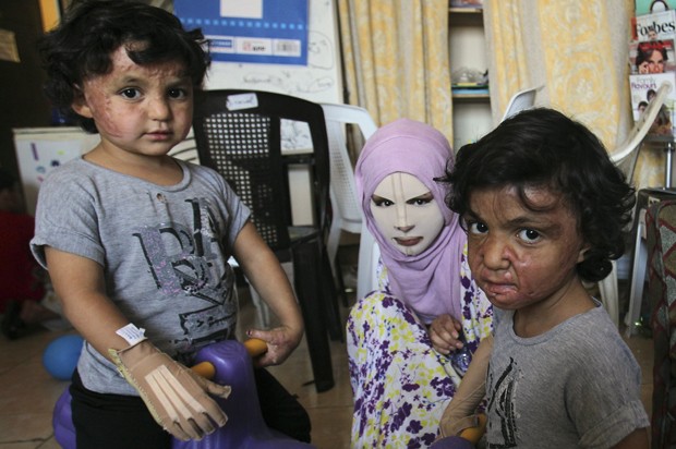 Rahaf (esq.) e Kamar (dir.) fugiram da Síria e também estão sob cuidados da ONG (Foto: Reuters)