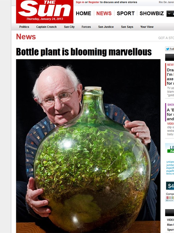 O engenheiro aposentado  David Latimer, de 80 anos, com sua planta no garrafão (Foto: Reprodução/"The Sun")