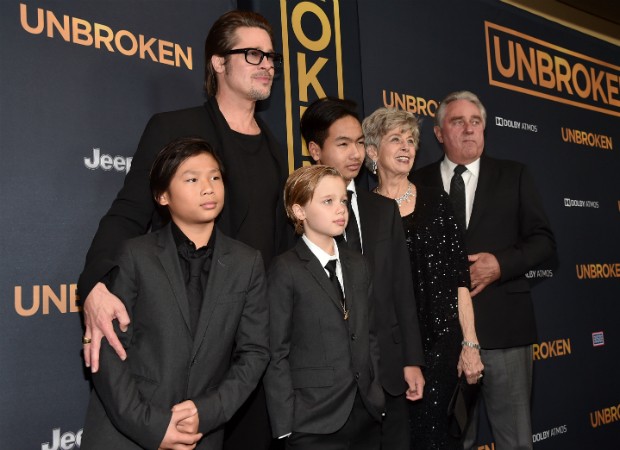 Brad Pitt, Pax, Shiloh e os pais do ator,  Jane e William Pitt (Foto: Getty Images)