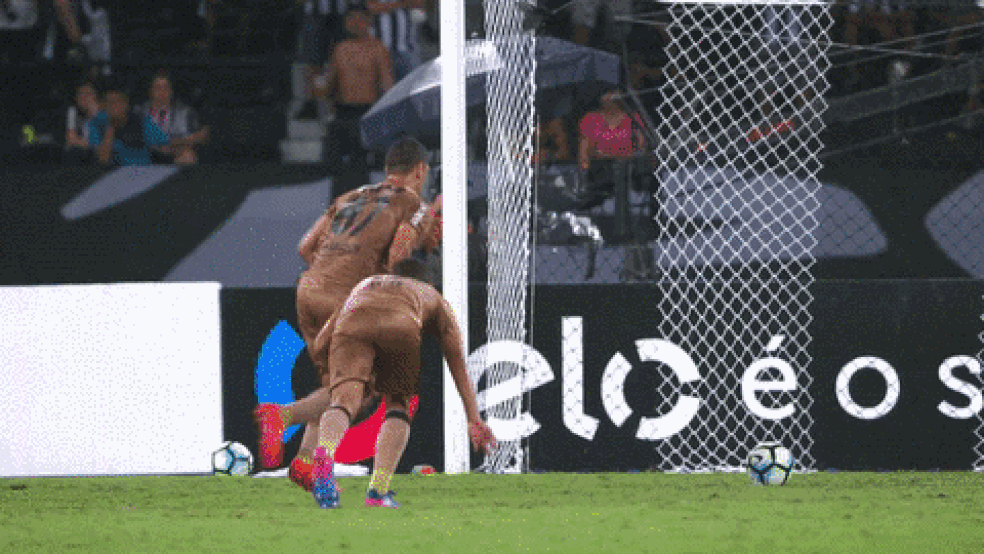 Gatito pega pênalti de Diego Souza x Muralha leva gol de Thiago Heleno (Foto: Reprodução)