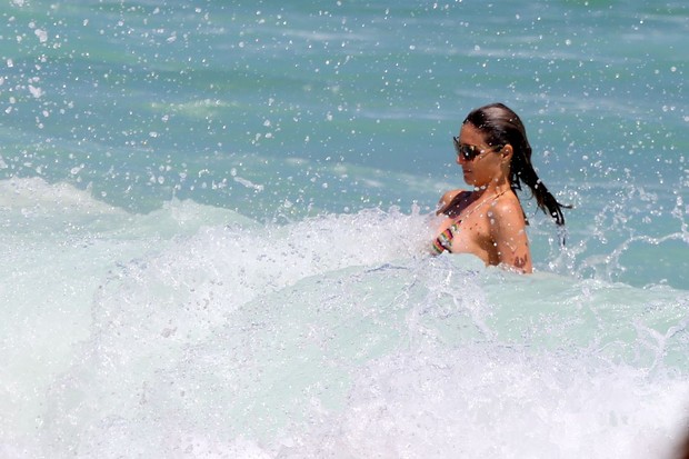 De biquíni, Fernanda Lima curte praia no RJ (Foto: André Freitas / AgNews)