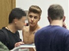 Justin Bieber circula sem camisa e com cueca à mostra em aeroporto 
