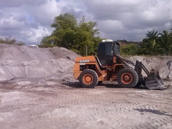 Material era retirado com ajuda de pá-carregadeira (Foto: Divulgação / PF)