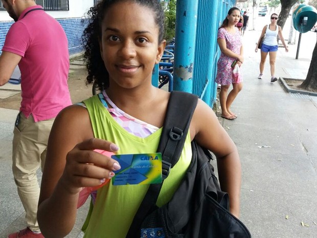 Em Vitória, Mayara disse que vai tomar uma cervejinha com o dinhero do FGTS (Foto: Viviane Machado/ G1)