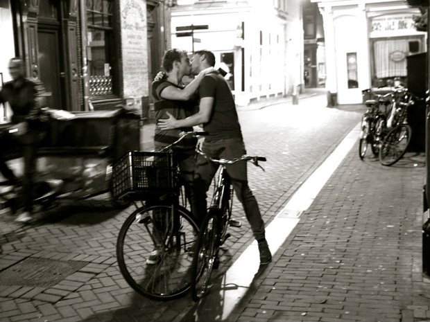 Um casal em Amsterdã, na Holanda. Na hora de beijar, todos, em maior ou menor medida, nos parecemos, diz o fotógrafo (Foto: Ignacio Lehmann/BBC) Um casal em Amsterdã, na Holanda. Na hora de beijar, todos, em maior ou menor medida, nos parecemos, diz o fotógrafo (Foto: Ignacio Lehmann/BBC)