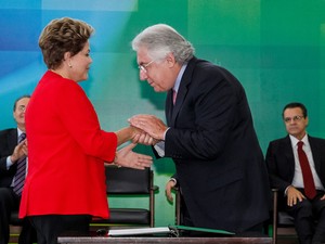 Ministro da micro e pequena empresa, Afif Domingos, é empossado pela presidente Dilma Rousseff (Foto: Roberto Stuckert Filho/PR)