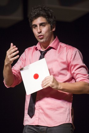 Gabriel Louchard celebra cinco anos em cartaz (Foto: Chico Lima / Divulgação)
