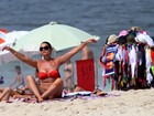 Luiza Brunet vai à praia no Rio e quase mostra demais