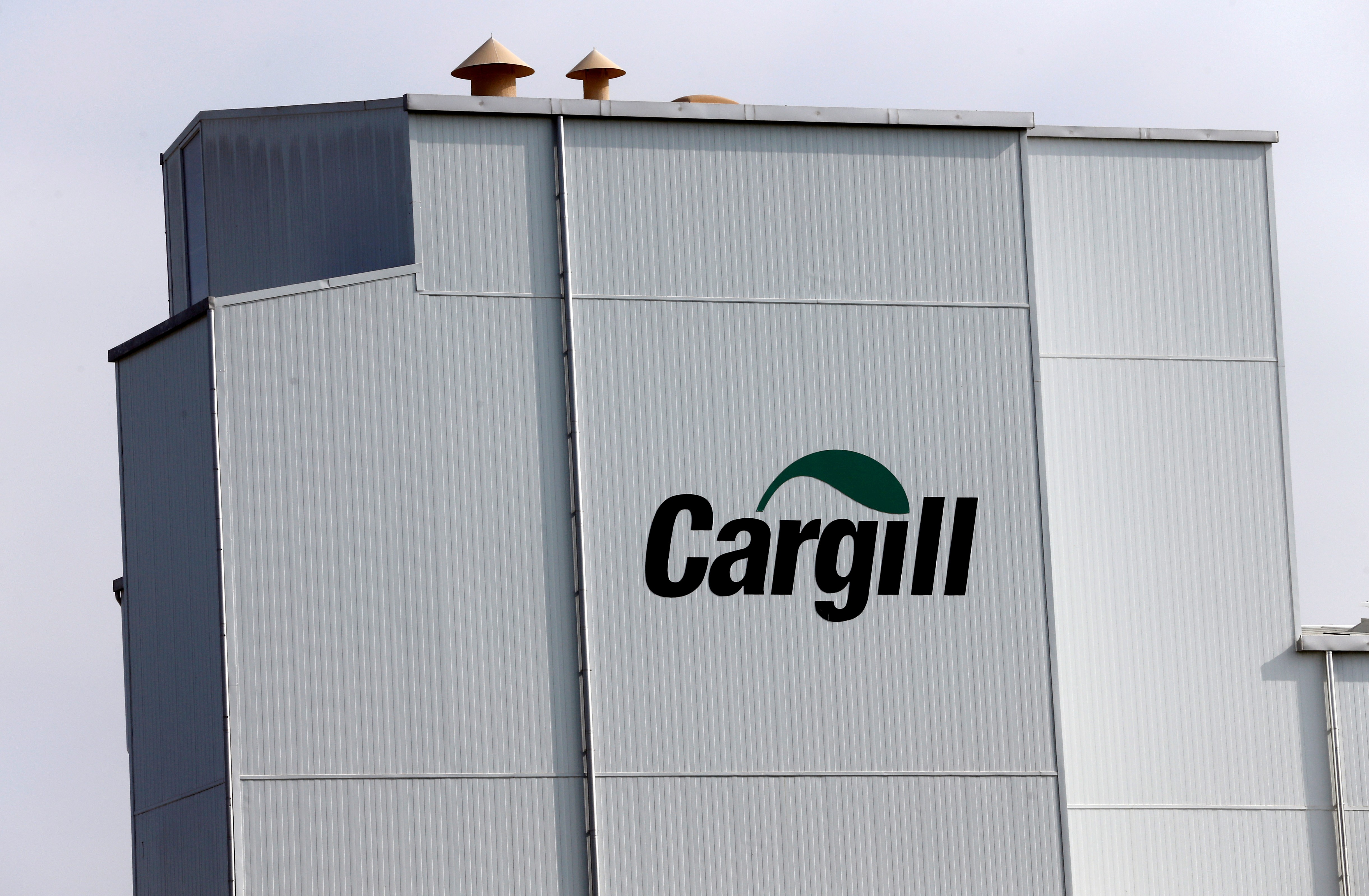 Logo da Cargill em fábrica na Suíça; empresa pode vender participação na Alvean à brasileira Copersucar (Foto: Denis Balibouse/File Photo/Reuters)