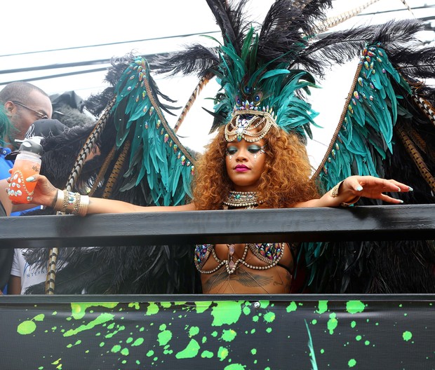 Ego Rihanna Pula Carnaval E Curte Dias De Folga Em Seu País Natal Barbados Notícias De Famosos