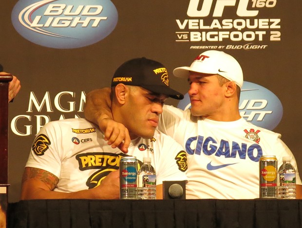 Antônio Pezão e Junior Cigano após o UFC 160 (Foto: Marcelo Russio)