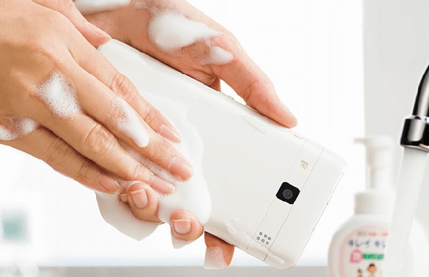 Smartphone Digno Rafre, da Kyocera, pode ser lavado com água e sabão. (Foto: Divulgação/Kyocera)