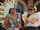 De óculos escuros, Ivete Sangalo canta com Carlinhos Brown na Bahia