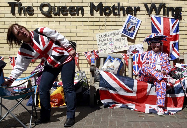 Movimentação em torno do hospital Kate Middleton  (Foto: Reuters)