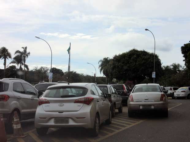 É comum perceber carros estacionados em cima de faixas amarelas demarcadas na região próxima ao Congresso Nacional, em Brasília (Foto: Luciana Amaral/G1)