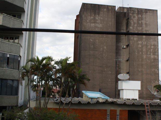 Piscina cai de prédio de seis andares em Itaqui, RS (Foto: Folha de Itaqui)