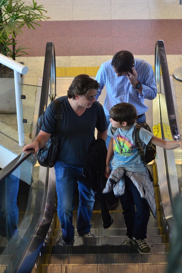 Fábio Assunção com o filho no aeroporto (Foto: William Oda / Foto Rio News)