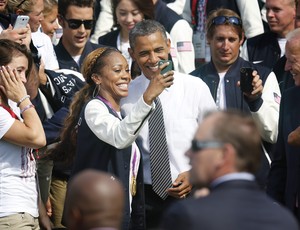Vencedora de dois ouros em Londres, a velocista Sanya Richards-Ross posa ao lado do presidente Obama (Foto: Reuters)