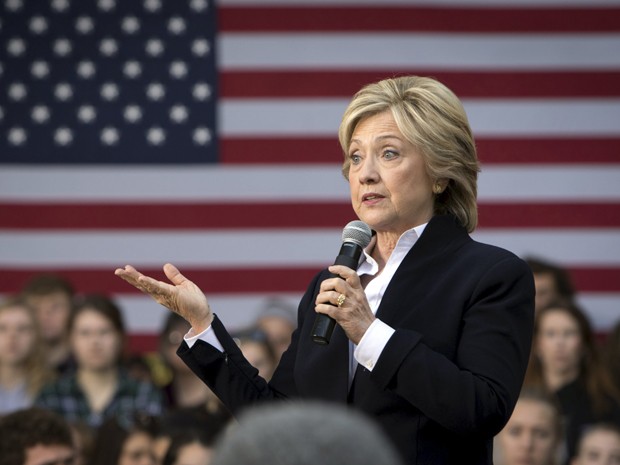 Hillary Clinton discursa durante evento de sua campanha na Cornell College, em Mt Vernon, Iowa, na quarta (7) (Foto: Reuters/Scott Morgan)