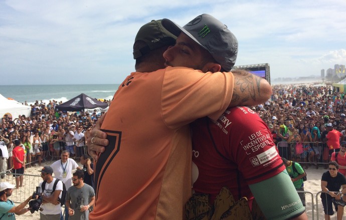 Filipe Toledo e o pai Ricardo Toledo Rio Pro campeão surfe (Foto: Julia Pecci)